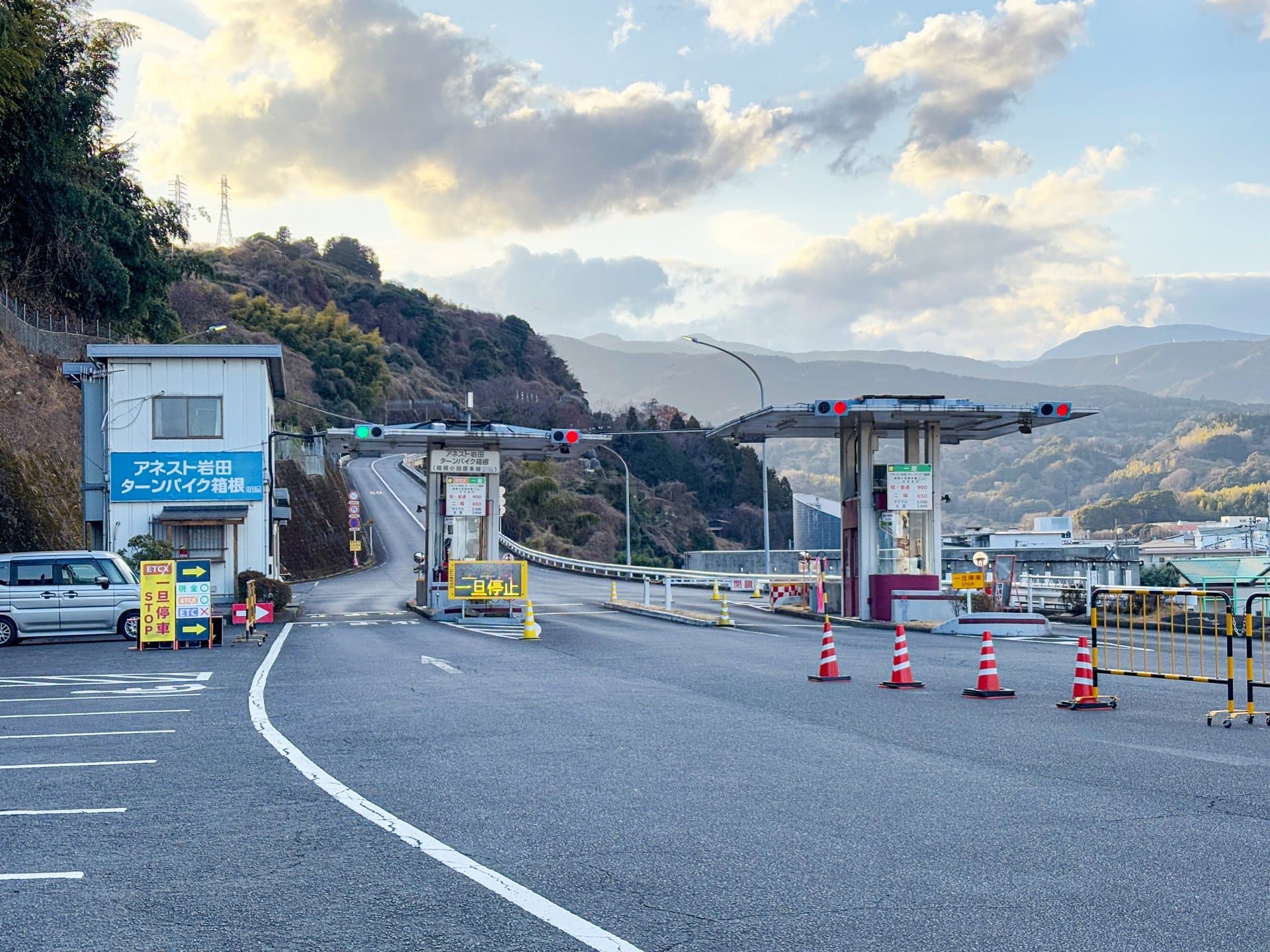 御所の入駐車場