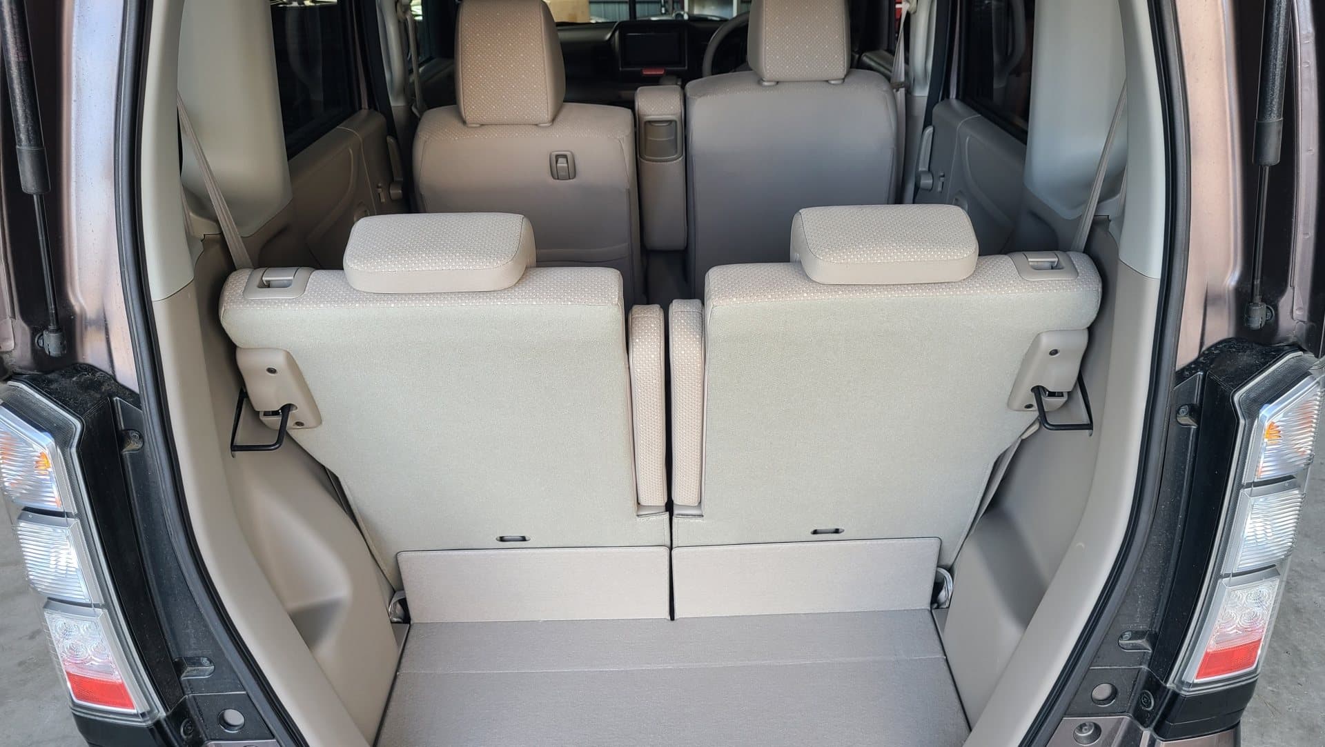 車内収納の最適解 — 「積みっぱなし基本セット」と荷崩れしない積載術