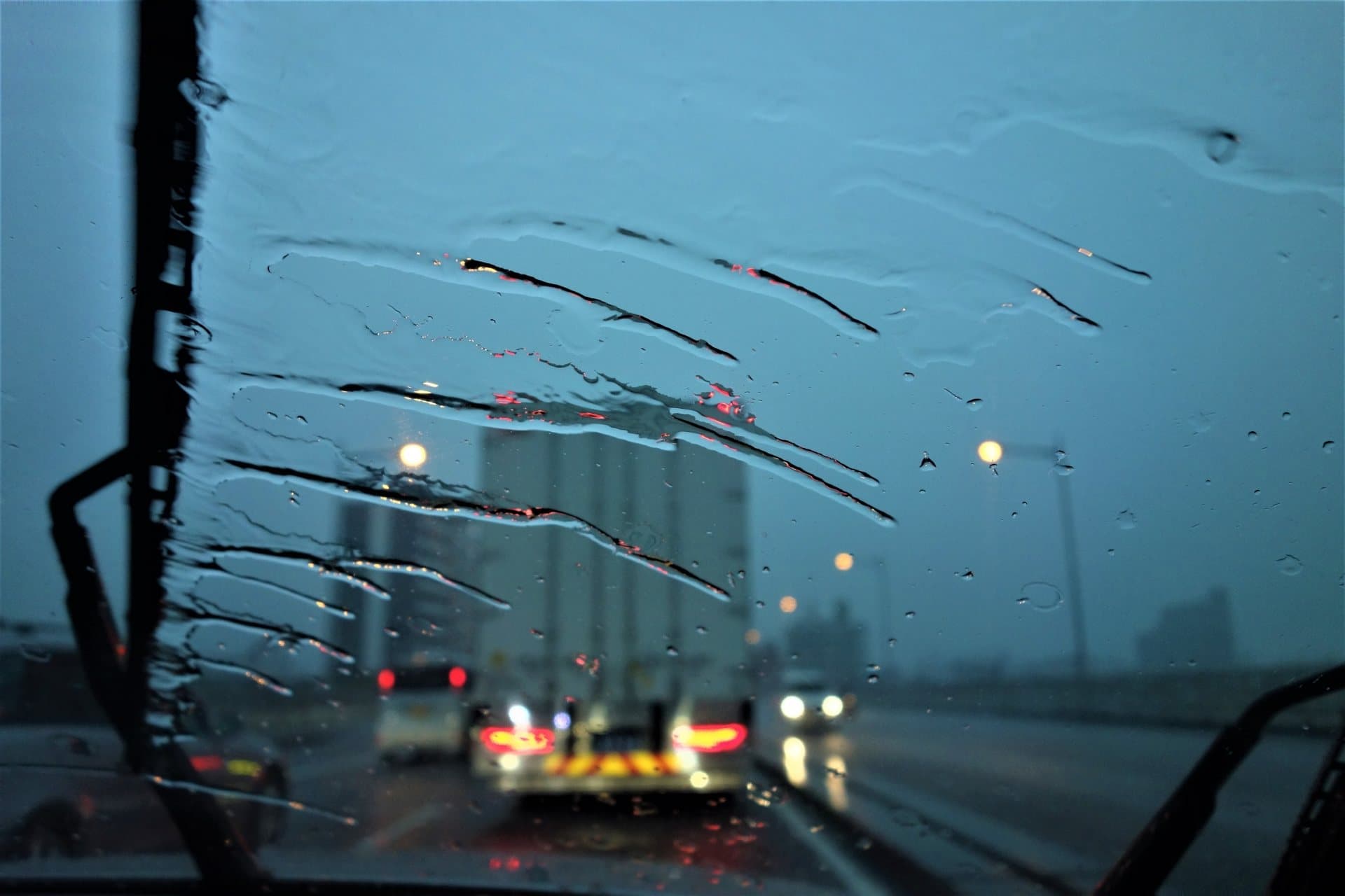 雨の日の運転術 — ハイドロプレーニングの正体と、視界を確保する装備の話